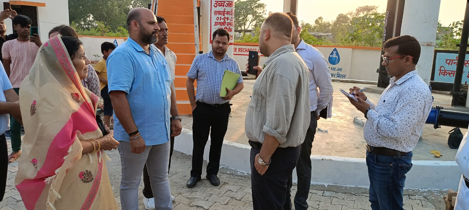 Listened to the problems of the villagers : जिलाधिकारी के द्वारा आज विकासखंड हापुड़ के ग्राम महमूदपुर में जन चौपाल लगाकर सुनी ग्रामीणों की समस्या ?