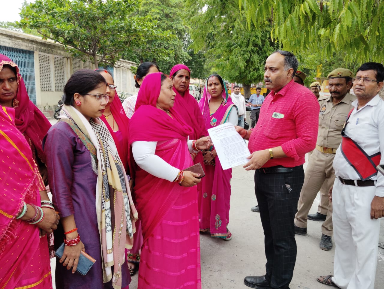 Gulabi Gang reached the Collectorate : कलेक्ट्रेट पहुंचा गुलाबी गैंग लोकतान्त्रिक, प्रशासन की अनदेखी एक माह में दो बड़े हादसे ?