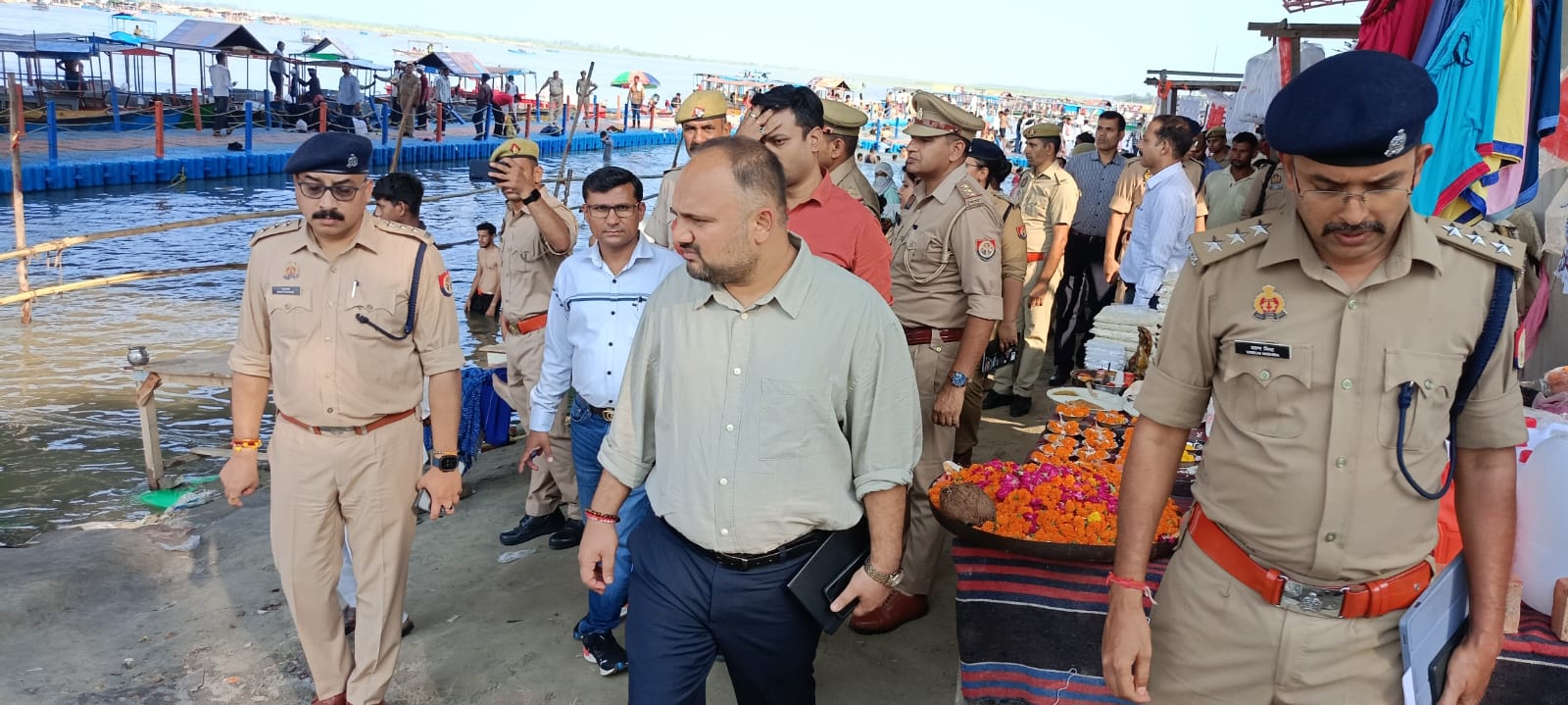 Meeting with officials : ज्येष्ठ गंगा दशहरा को लेकर जिलाधिकारी ने ब्रजघाट स्थित गेस्ट हाउस के सभागार में जनपद स्तरीय अधिकारियों के साथ की बैठक ?