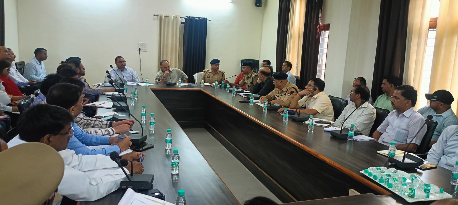 Meeting with officials : ज्येष्ठ गंगा दशहरा को लेकर जिलाधिकारी ने ब्रजघाट स्थित गेस्ट हाउस के सभागार में जनपद स्तरीय अधिकारियों के साथ की बैठक ?