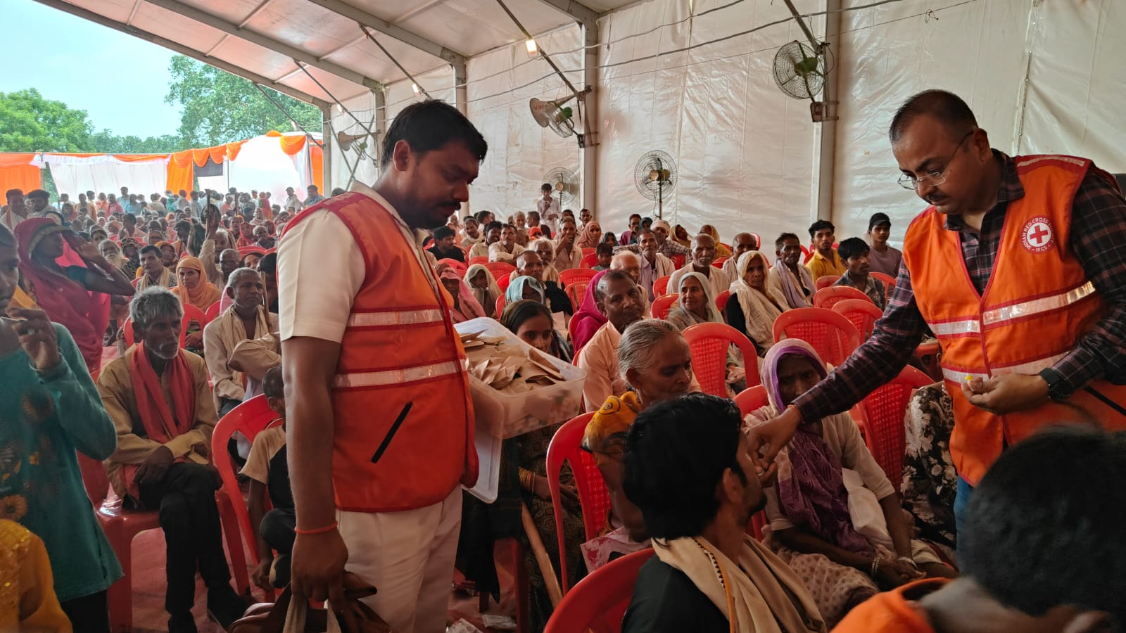 Drug provided : डॉ अनुराग श्रीवास्तव द्वारा आए हुए सभी 1355 दिव्यांगजनों व वृद्धजनों को लू के प्रकोप को कम करने में सहायक औषधि प्रदान ?