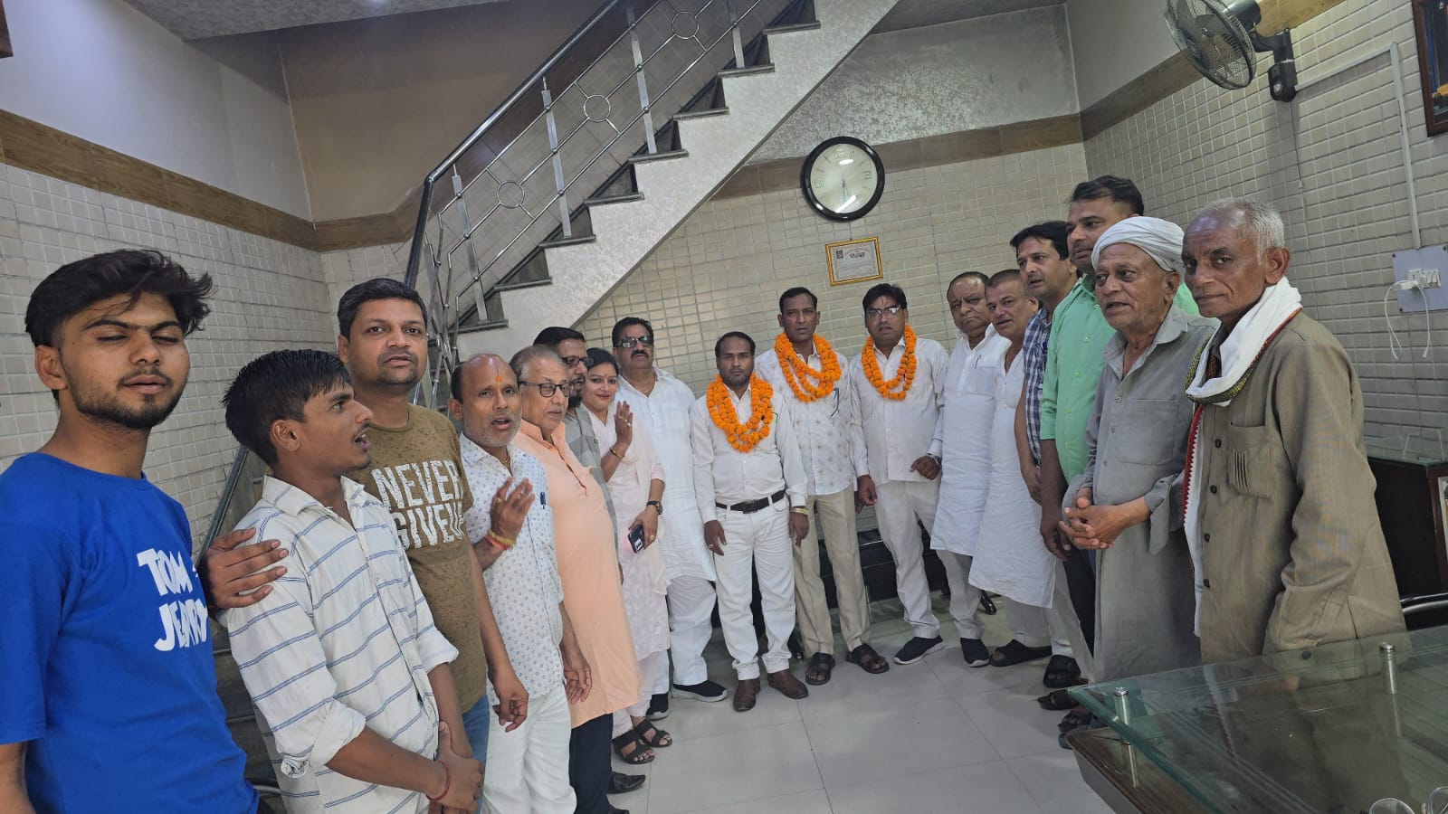 welcome with flower garland : नवनियुक्त पदाधिकारियों का कांग्रेस जनों ने किया फूल माला पहनाकर स्वागत ?