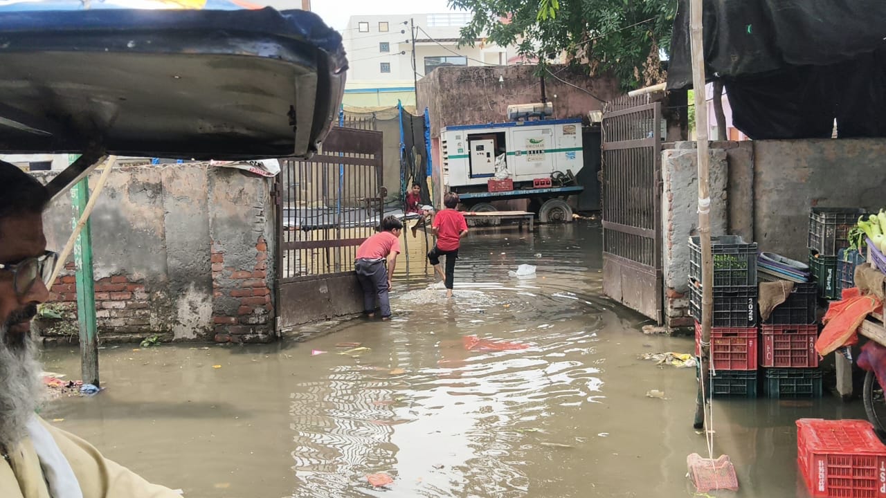 Request for cleaning : सिकंदर गेट पर बिना बरसात के भरा पानी, कांग्रेस जिलाध्यक्ष ने की नालों की सफाई कराने की मांग ?