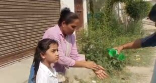 Woman and her daughter injured : स्कूटी सवार महिला से मुख्य चौराहे से बाईक सवारो ने चैन झपट कर महिला व उसकी बच्ची को किया घायल ?