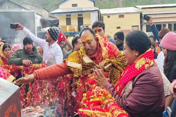 CM Rekha Gupta : केदारनाथ मंदिर पहुंची सीएम रेखा गुप्ता, परिवार संग की पूजा अर्चना ?