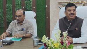 Jiladhikari doctor Dinesh Chand ki:अध्यक्षता में आजमगढ़-वाराणसी राजमार्ग संबंधी मुआवजे के प्रकरण के निस्तारण के सम्बन्ध में बैठक कलेक्ट्रेट सभागार में संपन्न हुई