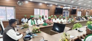 Jiladhikari doctor Dinesh Chand ki:अध्यक्षता में आजमगढ़-वाराणसी राजमार्ग संबंधी मुआवजे के प्रकरण के निस्तारण के सम्बन्ध में बैठक कलेक्ट्रेट सभागार में संपन्न हुई