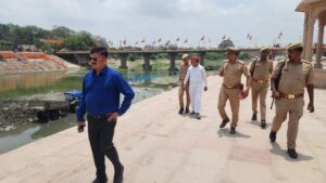 Jiladhikari doctor Dinesh Chandra:द्वारा विसर्जन घाट पर गोमती नदी में सिल्ट सफाई के कार्य का औचक निरीक्षण किया गया