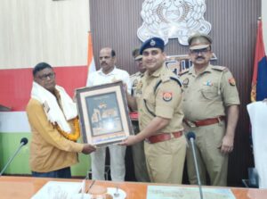Shriman police adhikshakJaunpur निर्देशन में अपर पुलिस अधीक्षक नगर जौनपुर द्वारा अधिवर्षता आयु पूर्ण कर सेवानिवृत्त होने वाले 09 पुलिस कर्मियों को अंगवस्त्र व स्मृति चिन्ह प्रदान कर उज्ज्वल भविष्य की कामना करते हुए भावभीनी विदाई दी गई