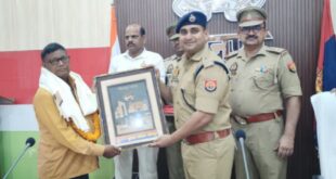 Shriman police adhikshakJaunpur निर्देशन में अपर पुलिस अधीक्षक नगर जौनपुर द्वारा अधिवर्षता आयु पूर्ण कर सेवानिवृत्त होने वाले 09 पुलिस कर्मियों को अंगवस्त्र व स्मृति चिन्ह प्रदान कर उज्ज्वल भविष्य की कामना करते हुए भावभीनी विदाई दी गई