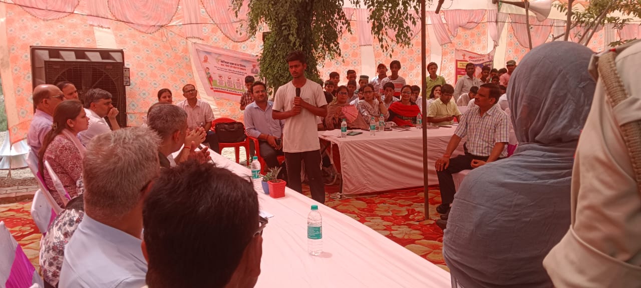 Listened to the problems of the villagers : विकासखंड सिंभावली के ग्राम सरावनी में जन चौपाल लगाकर जिलाधिकारी ने सुनी ग्रामीणों की समस्याएं ?