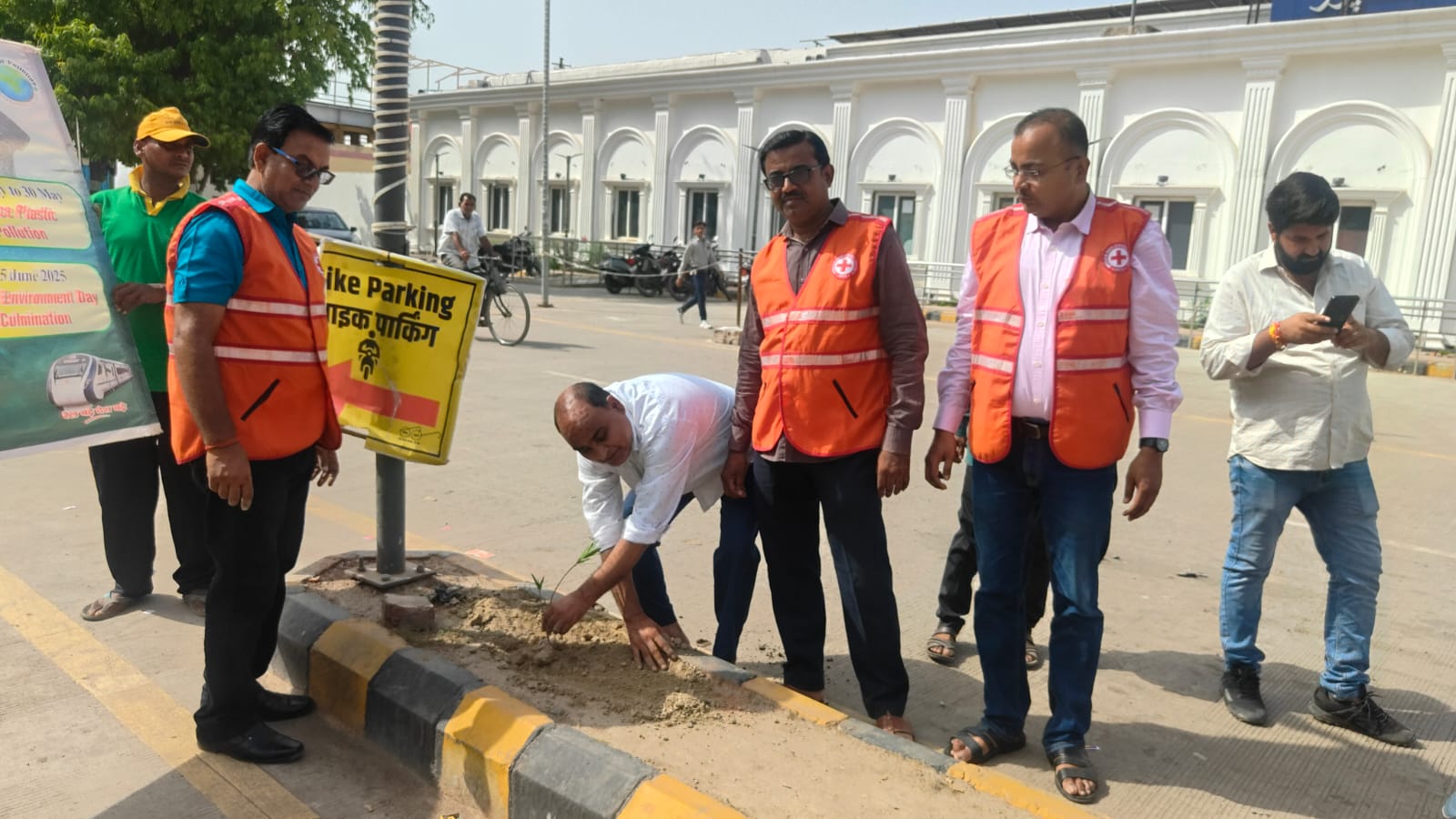 Large plantation : डॉ अनुराग श्रीवास्तव चेयरमैन इंडियन रेडक्रास सोसाइटी के सहयोग से वृहद वृक्षारोपण कार्यक्रम आयोजित ?