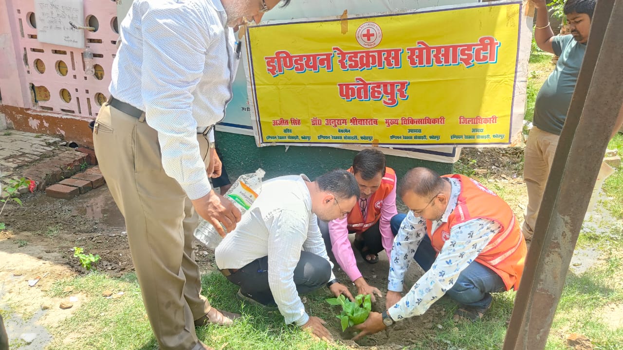 Plants were planted : डॉ अनुराग श्रीवास्तव द्वारा सर्वप्रथम टीबी अस्पताल परिसर में 5 पौधे लगाए गए ?