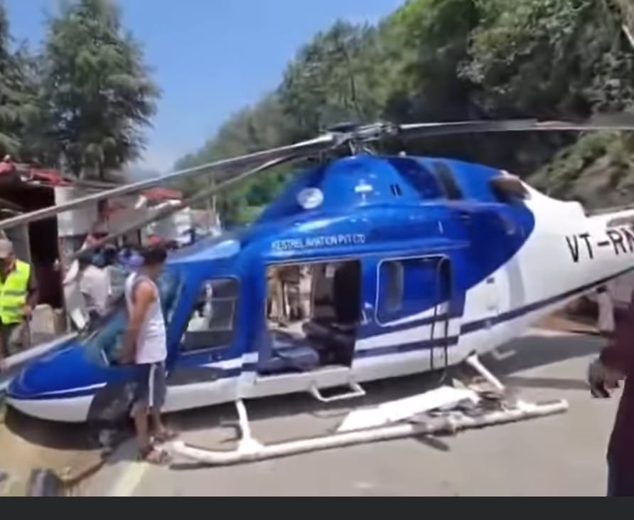Emergency Landing On Highway : केदारनाथ में बड़ा हादसा होने से टला तकनीकी खराबी के कारण नेशनल हाईवे पर हेलीकॉप्टर की हुई इमरजेंसी लैंडिंग ?