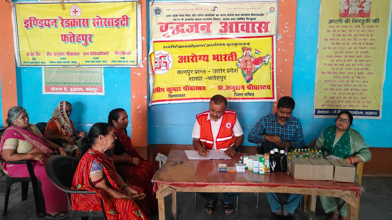Free medicine distribution : डॉ अनुराग श्रीवास्तव द्वारा मवइया स्थित वृद्धाश्रम में स्वास्थ्य परीक्षण व निःशुल्क औषधि वितरण ?