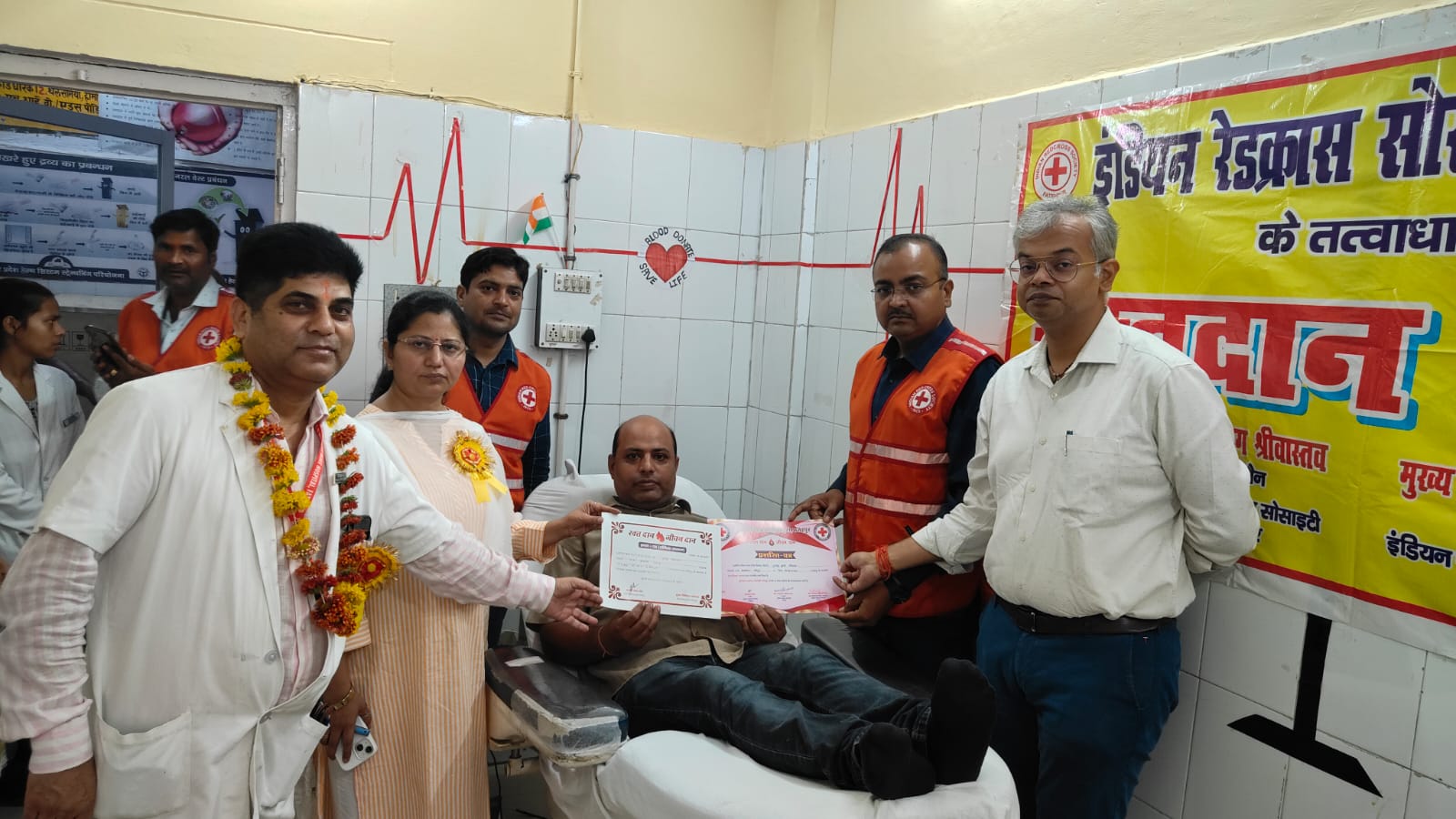 Blood Donation Camp : डॉ अनुराग श्रीवास्तव के नेतृत्व में रक्तदान शिविर का आयोजन जिला अस्पताल रक्तकेंद्र में किया ?