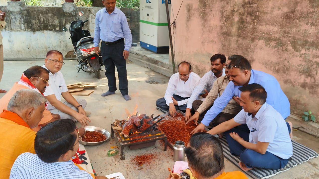 Havan Puja program : बांदा के प्रधान कार्यालय के सामने स्थित हनुमान मंदिर में आज ज्येष्ठ माह के अंतिम मंगलवार को हवन पूजन का कार्यक्रम ?