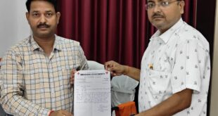 Request letter : डॉ अनुराग श्रीवास्तव द्वारा रेलवे स्टेशन में शिलापट्ट लगाने हेतु डीआरएम रेलवे को निवेदन पत्र महेंद्र गुप्ता मुख्य वाणिज्य निरीक्षक को प्रदान किया ?