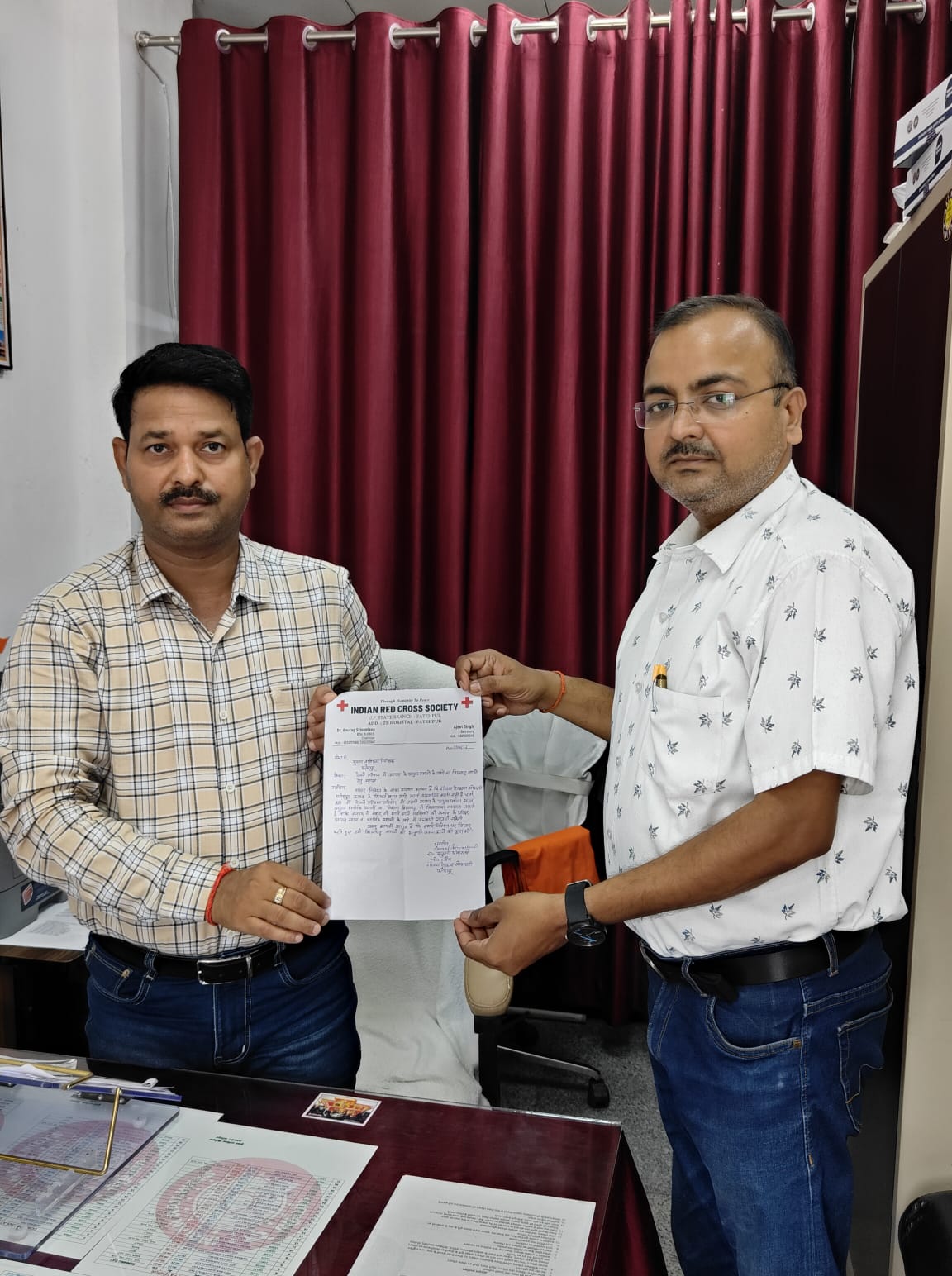 Request letter : डॉ अनुराग श्रीवास्तव द्वारा रेलवे स्टेशन में शिलापट्ट लगाने हेतु डीआरएम रेलवे को निवेदन पत्र महेंद्र गुप्ता मुख्य वाणिज्य निरीक्षक को प्रदान किया ?