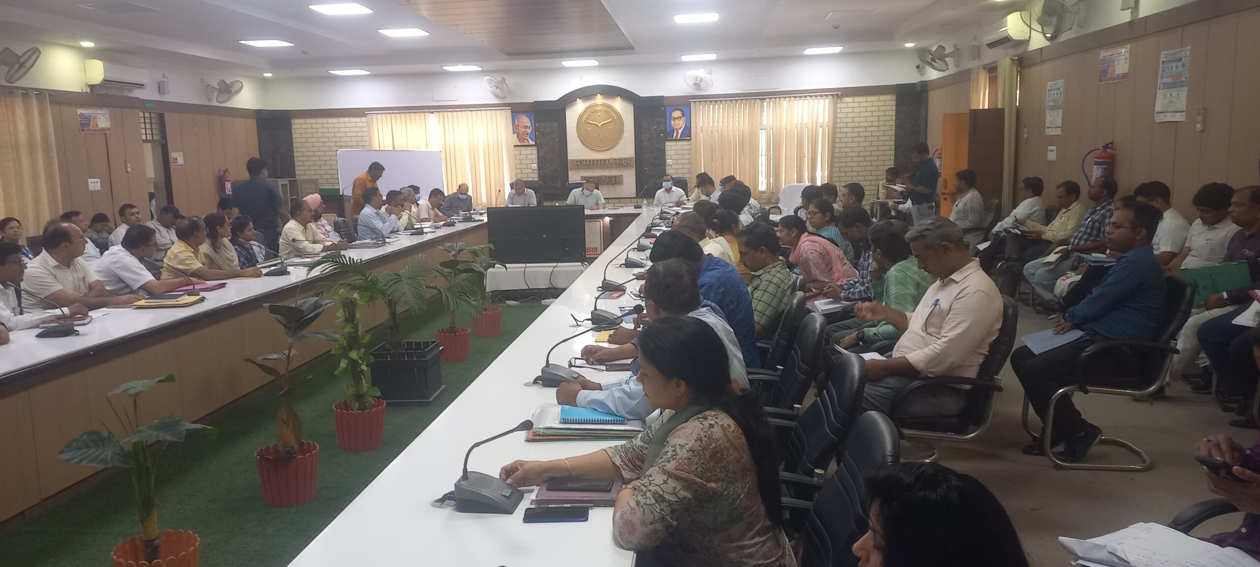 CM Dashboard Meeting : जिलाधिकारी की अध्यक्षता में हुई सीएम डैशबोर्ड की समीक्षा बैठक ?