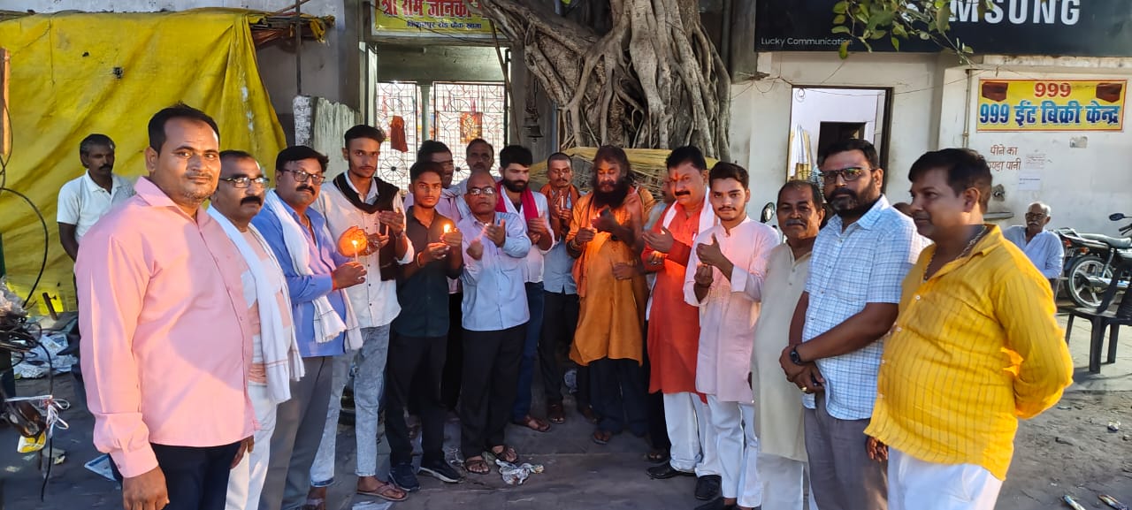 Tributes were paid : हवाई दुर्घटना का शिकार हुए लोगों को श्रद्धांजलि अर्पित की गई ?