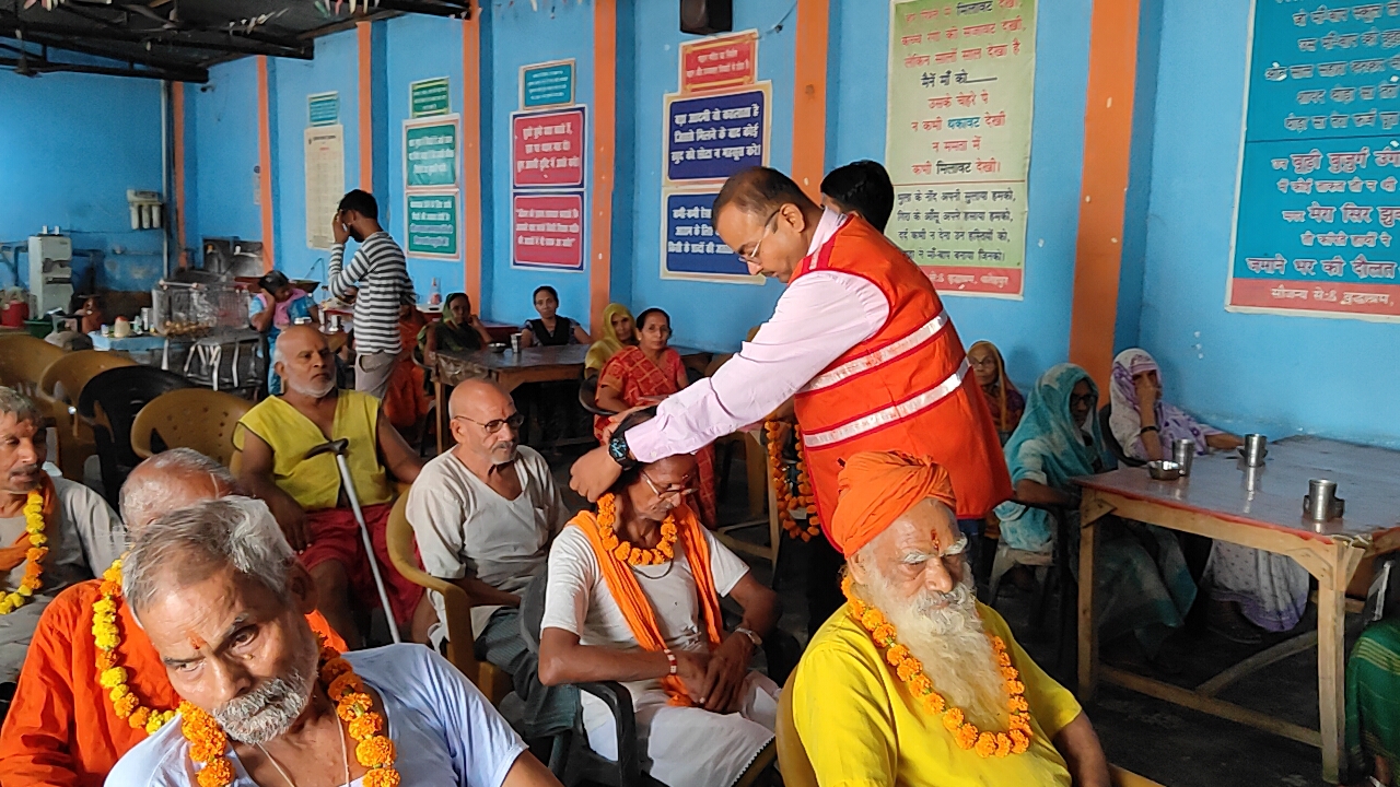 Worship and Honor Ceremony : डॉ अनुराग श्रीवास्तव द्वारा मवइया स्थित समाजकल्याण विभाग द्वारा संचालित वृद्धाश्रम में सभी वृद्धजनों का पूजन व सम्मान कार्यक्रम ?
