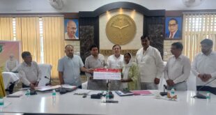 Distribution of Cheques : योजना के अंतर्गत आश्रित परिवारों को 5 लाख रुपये के चेकों का किया गया वितरण ?