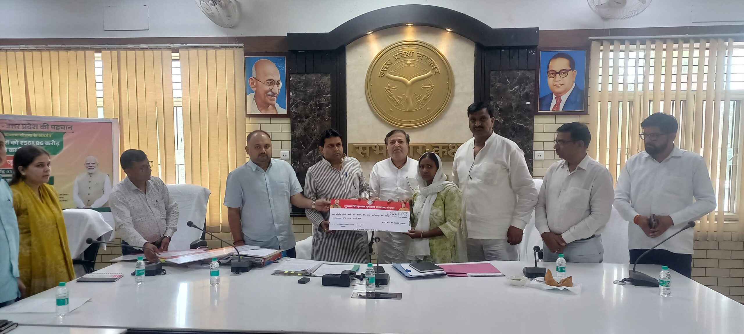 Distribution of Cheques : योजना के अंतर्गत आश्रित परिवारों को 5 लाख रुपये के चेकों का किया गया वितरण ?