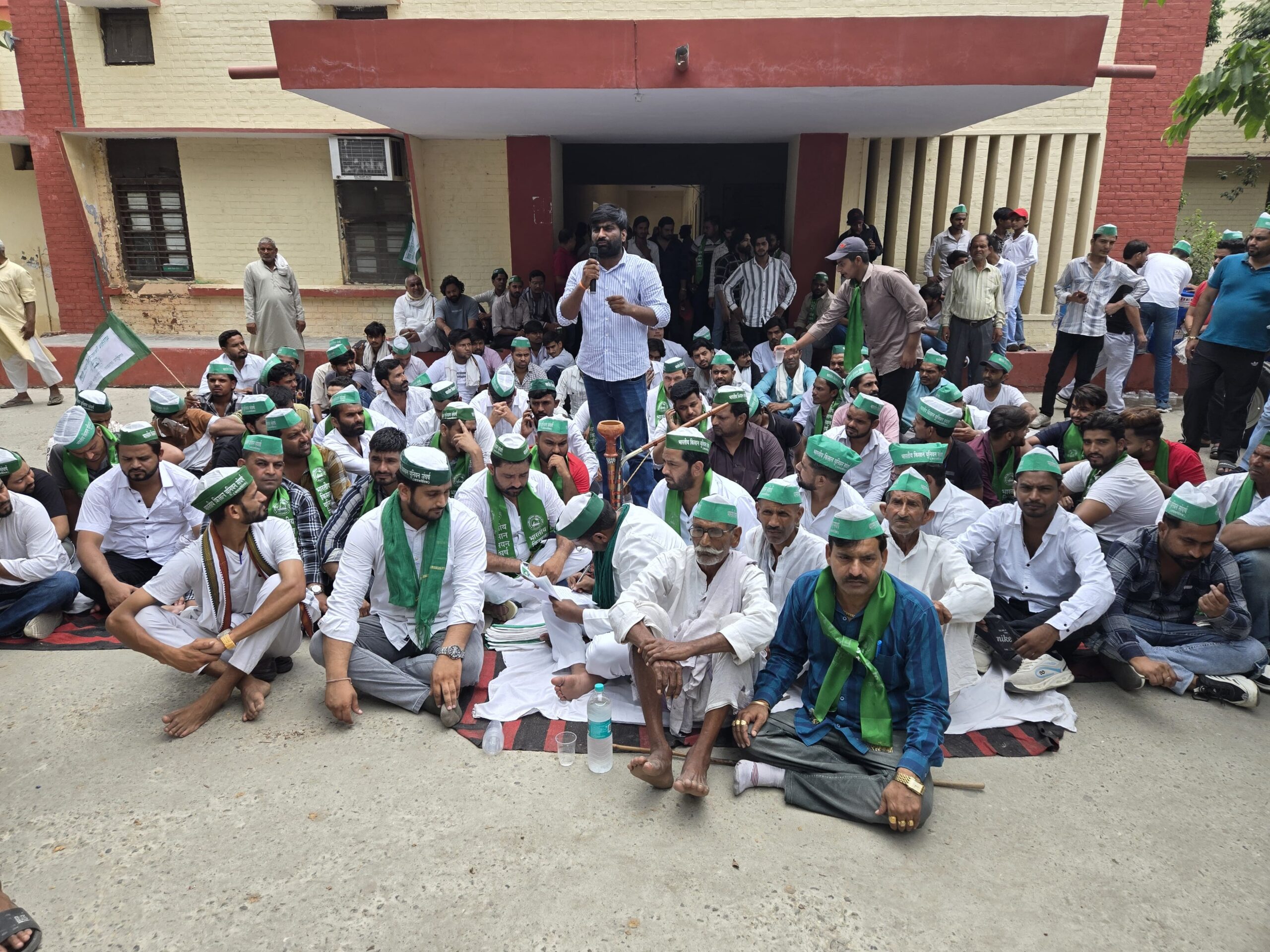 Demonstration : प्रदेश अध्यक्ष पवन गुर्जर के नेतृत्व में 15 सूत्रीय मांगों को लेकर सदर तहसील में एक दिवसीय धरना प्रदर्शन ?