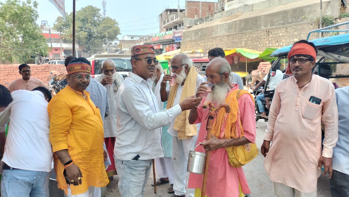 Syrup feeding : जिलाध्यक्ष बुद्धविलाश शुक्ला की अध्यक्षता में श्रद्धालुओं और राहगीरों को शरबत पिलाने का कार्य किया ?