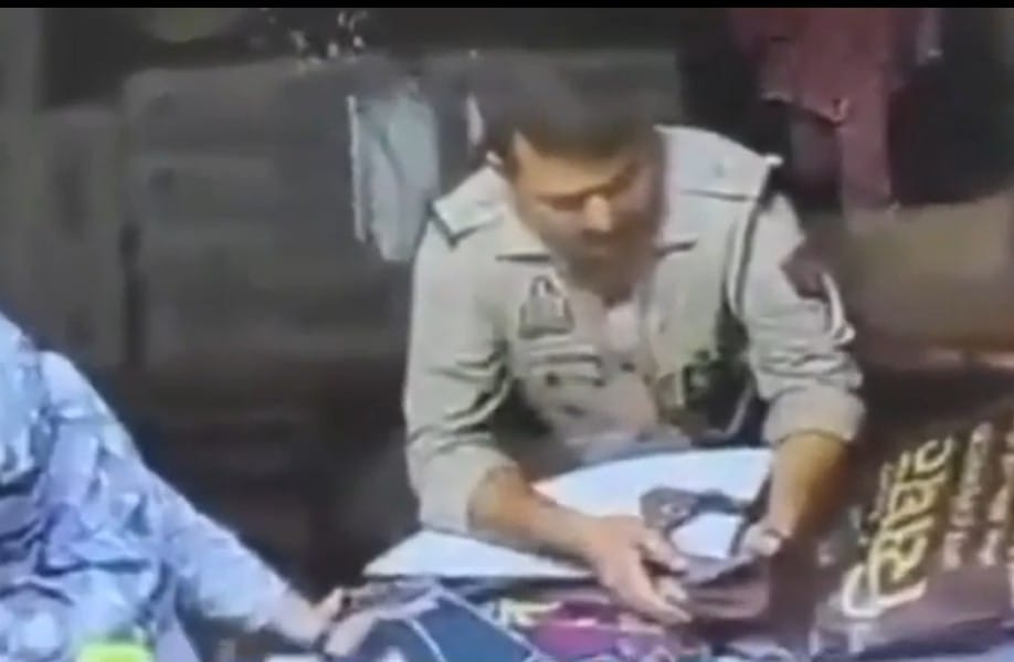 Suffer under suspension : मेरठ ट्रैफिक पुलिस में तैनात दरोगा को जरासी गलती का खामियाजा निलंबित होकर भगतना पड़ा ?
