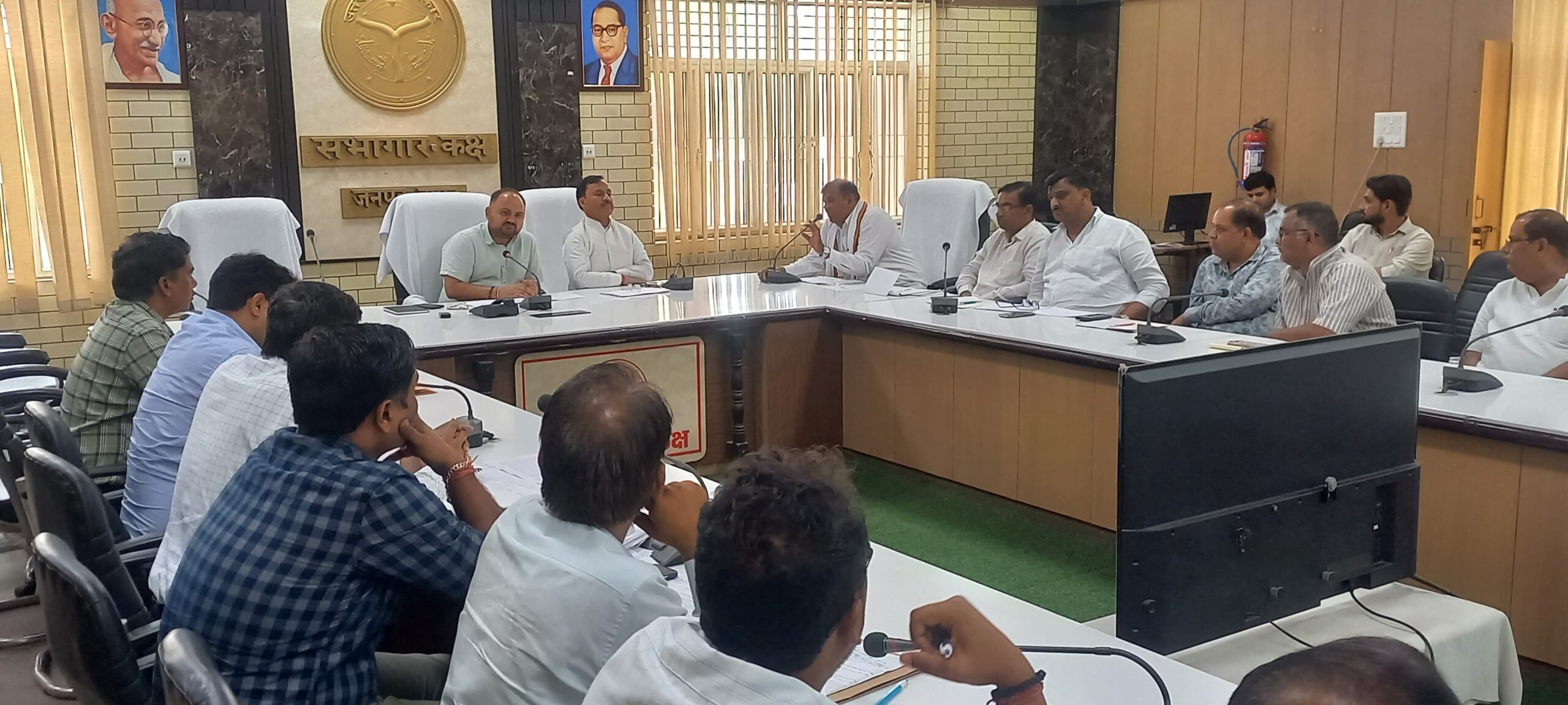 The district officer reviewed : विद्युत विभाग के कार्यों प्रस्तावों की जिला अधिकारी ने की समीक्षा ?