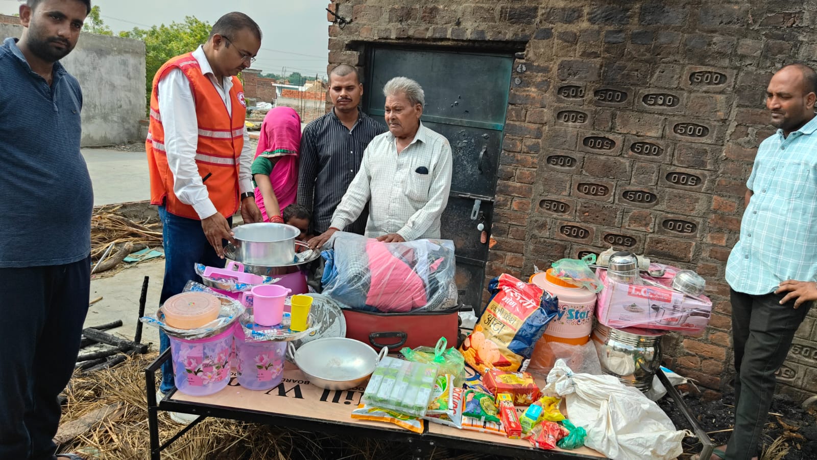 Little help was given : डॉ अनुराग श्रीवास्तव द्वारा सामग्री सहित तमाम दैनिक उपयोग की वस्तुएं प्रदान कर अल्प सहायता की गई ?