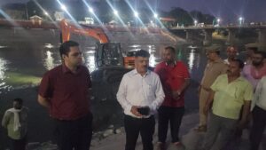 Jiladhikari doctor Dinesh Chandra:डॉ0 दिनेश चंद्र द्वारा मुख्य विकास अधिकारी ध्रुव खाड़िया के साथ गोमती नदी पर हो रहे व्यापक स्तर पर सिल्ट सफाई के कार्य का औचक निरीक्षण किया गया।