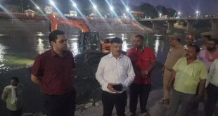 Jiladhikari doctor Dinesh Chandra:डॉ0 दिनेश चंद्र द्वारा मुख्य विकास अधिकारी ध्रुव खाड़िया के साथ गोमती नदी पर हो रहे व्यापक स्तर पर सिल्ट सफाई के कार्य का औचक निरीक्षण किया गया।