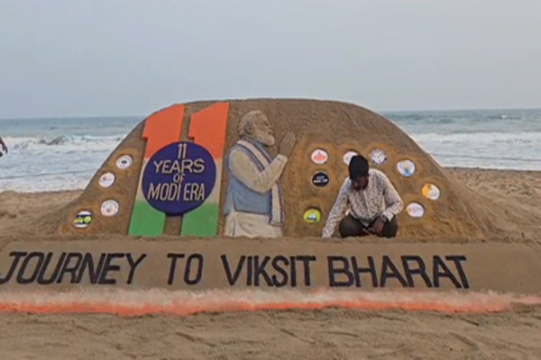 Shapes made from sand : पीएम मोदी के 11 साल के कार्यकाल पर सुदर्शन पटनायक ने रेत से बनाई उनकी आकृति ?