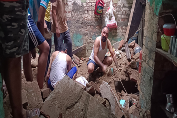 Father and two daughters died : होशियारपुर में तीन मंजिला मकान की छत गिरी, पिता समेत दो बेटियों की मौत ?