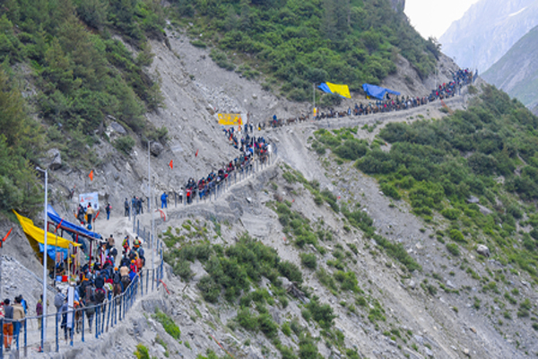 The devotees took darshan : जम्मू से 6411 तीर्थयात्रियों का एक और जत्था रवाना, पहले दिन 12 हजार से अधिक भक्तों ने किए दर्शन ?