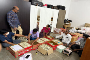 Cash recovered : आंध्र प्रदेश शराब घोटाला: SIT की बड़ी कार्रवाई, फार्महाउस से 11 करोड़ नकद बरामद ? 