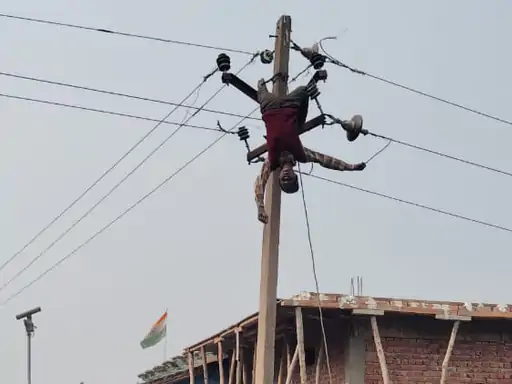 Struck By High Tension Line: हाईटेंशन लाइन की चपेट में आने से लाइनमैन की मौत:काफी समय तक पोल पर झुलस कर रहा झूलता शव, पुलिस जांच में जुटी