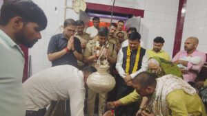 Shradhaluon ko:कतारबद्ध तरीके से कराया जाए दर्शन- जिलाधिकारी