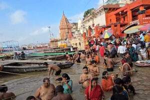 Devotees thronged : गुरु पूर्णिमा पर अयोध्या, प्रयागराज और वाराणसी में उमड़े श्रद्धालु, लगाई आस्था की डुबकी