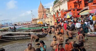 Devotees thronged : गुरु पूर्णिमा पर अयोध्या, प्रयागराज और वाराणसी में उमड़े श्रद्धालु, लगाई आस्था की डुबकी