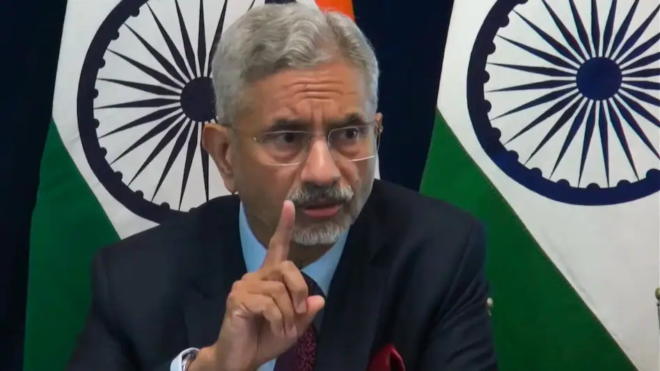 इसके साथ ही भारत ने अमेरिकी राष्ट्रपति डोनाल्ड ट्रंप के उन दावों को खारिज किया है कि अमेरिका ने ट्रेड का हवाला देकर दोनों देशों के बीच युद्धविराम करवा... https://www.aajtak.in/world/story/eam-s-jaishankar-says-ceasefire-between-india-pakistan-happned-between-dgmo-us-president-trump-role-truce-operation-sindoor-ntcppl-dskc-2278494-2025-07-03
