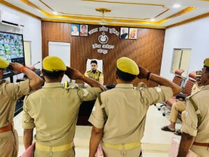 upper police adhikshak Nagar jaunpur: द्वारा मंगलवार परेड की सलामी लेकर किया गया निरीक्षण