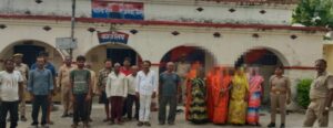 Thana sarpataha police team:द्वारा 12 नफर अभियुक्त गण न व 08 नफऱ अभियुक्तता गणो का निरोधात्मक कार्यवाही अन्तर्गत धारा 170/126/135 बीएनएसएस मे किया गया चालान