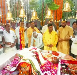 Kawadis offered water : सावन का तीसरा सोमवार-कैलाश मंदिर में लगा भक्तों का मेला, कावड़ियों ने चढ़ाया जल ?