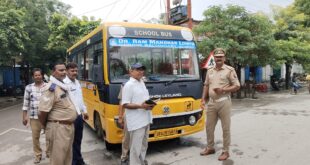 Jaunpur mein schooli bason per:चला चालान का डंडा, दर्जनों बसें पाई गईं नियमों के खिलाफ, मिली सख्त चेतावनी