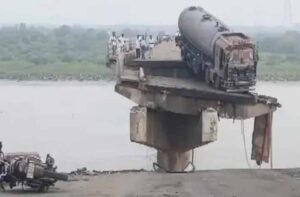 Three people died : गुजरात : वडोदरा में महिसागर नदी पर बना 43 साल पुराना पुल टूटा, कई वाहन गिरे, तीन लोगों की मौत ?