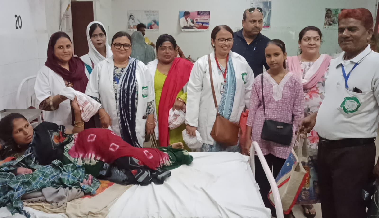 Roti Bank Women Team : रोटी बैंक महिला टीम के द्वारा सैकड़ों मरीजों को फल,बिस्किट आदि का हुआ वितरण ?